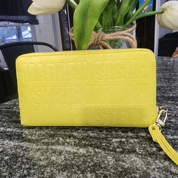 Steve Madden Citron Yellow Stamped Logo Zippered Wristlet- 8×5×1.5 - Picture 2 of 6